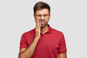 ضرس مكسور من الجنب